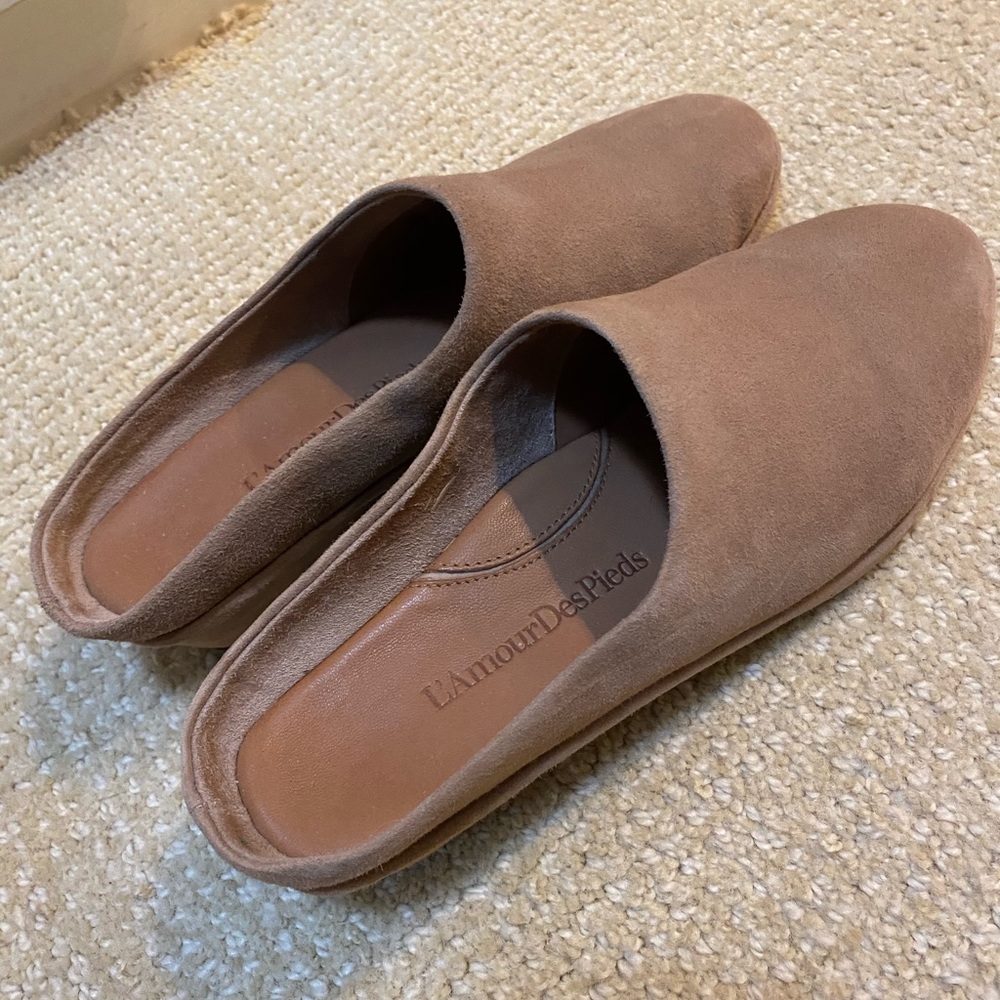 L’Amour des Pieds taupe slides